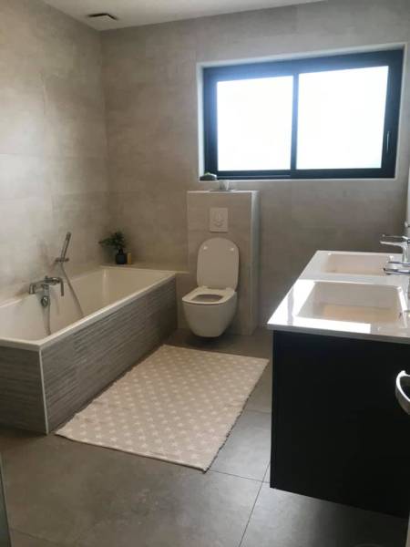 Refaire sa salle de bain avec wc suspendu et pose de meuble double vasque Haguenau