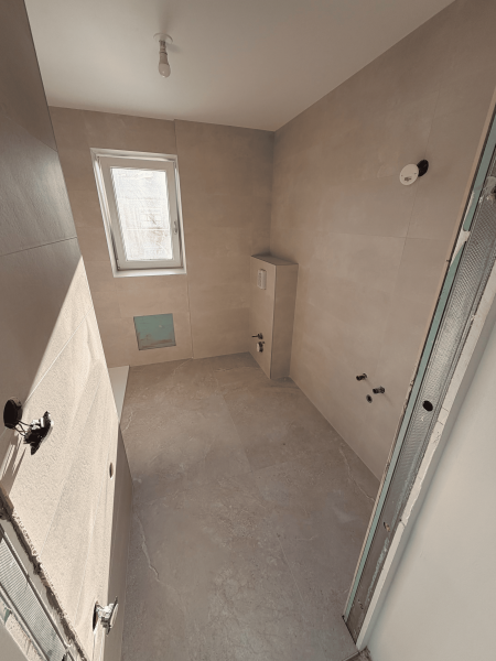 Pose carrelage salle de bain sol et mur – vue d’ensemble avant équipements