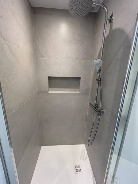 douche moderne avec niche 