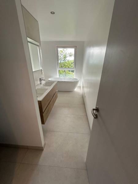 Salle de bain lumineuse et spacieuse