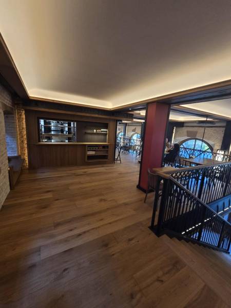 Étage avec parquet et plafond lumineux