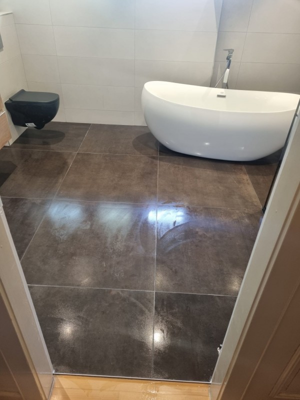 Installation de la baignoire et finition du sol carrelé