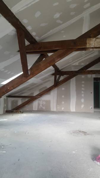 Plafond isolé avec structure en bois apparente