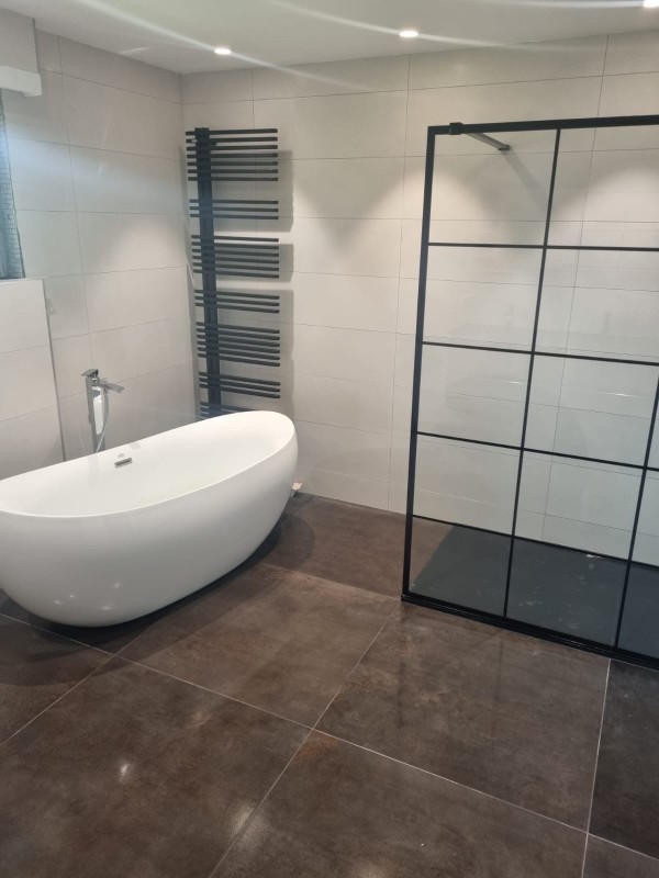 Installation de la paroi de douche et aménagement final